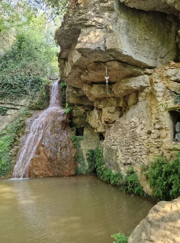Immersion à Bugarach Bugarach, joyau de l'Aude, offre un cadre de silence idéal pour le travail de Satya Mariya. Ancrage et éveil de soi.