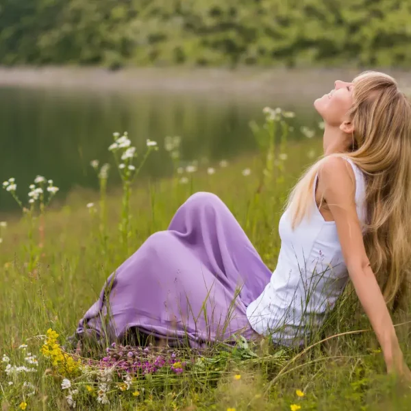 Actualité Satya Mariya : Femme en harmonie avec la nature lors d'une immersion bien-être dans le Vaucluse